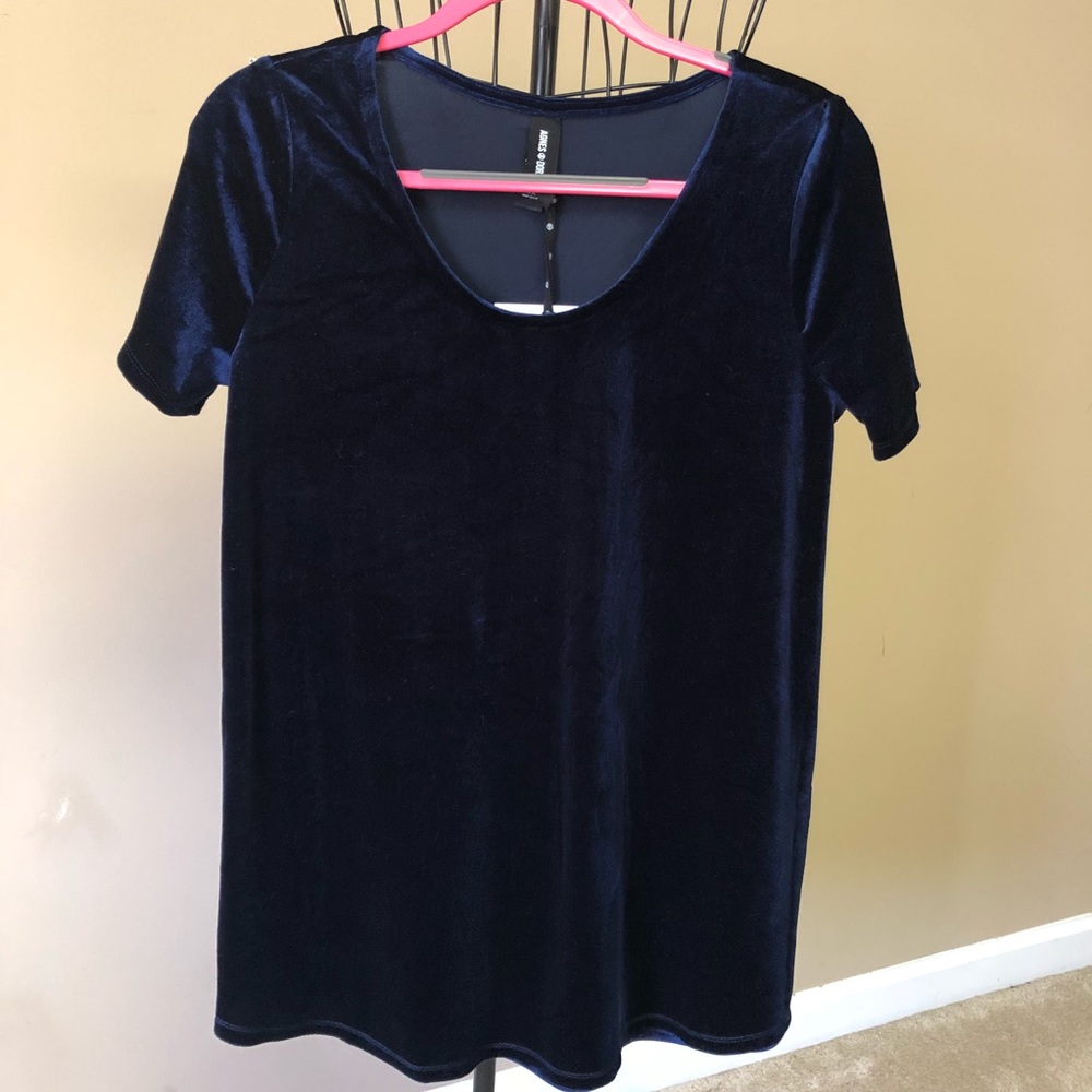 🚫 SOLD 🚫 Navy Velvet Tee